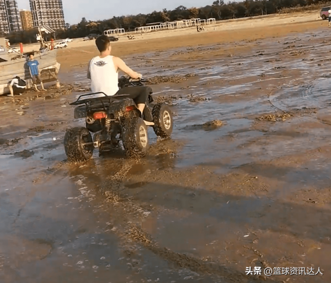 郭艾伦在营口开沙滩摩托 只是在绕了一圈回来之后，郭艾伦直呼太埋汰了