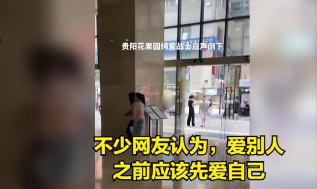 男子跪地求婚未见女方,最终由于体力透支晕倒在地