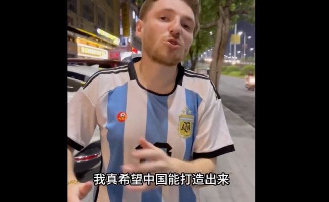 球迷酷似梅西现身村超被围观合影