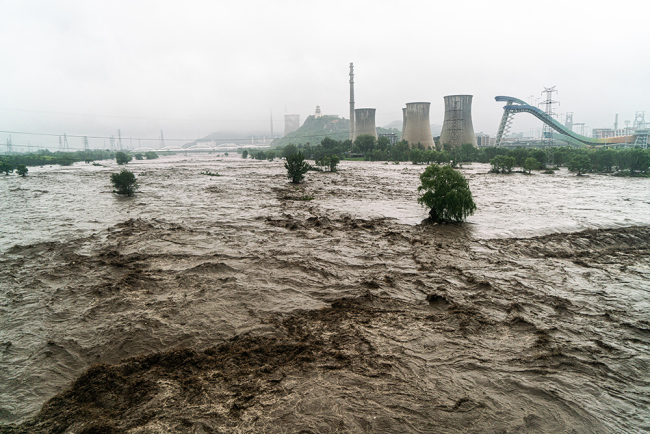 门头沟永定河泄洪现场:大水淹没岸边步道