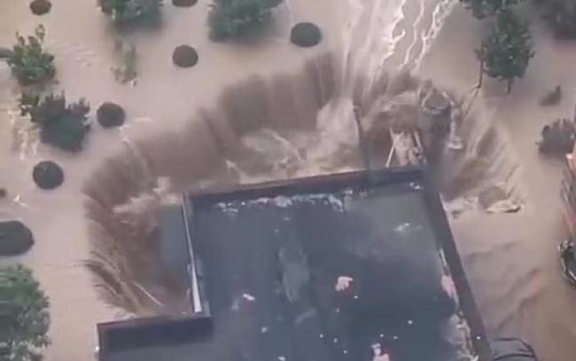 河北涿州水尚佳仁小区地库出现塌方，洪水不断涌入。  网络视频截图