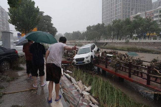 实拍洪水退后的北京门头沟城区 涉水车辆横七竖八