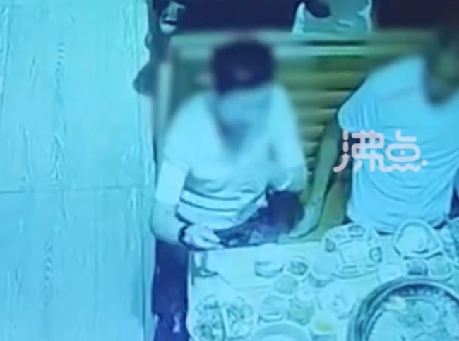 女子将剩饭菜倒进邻桌男子锅内：倒完还在笑！