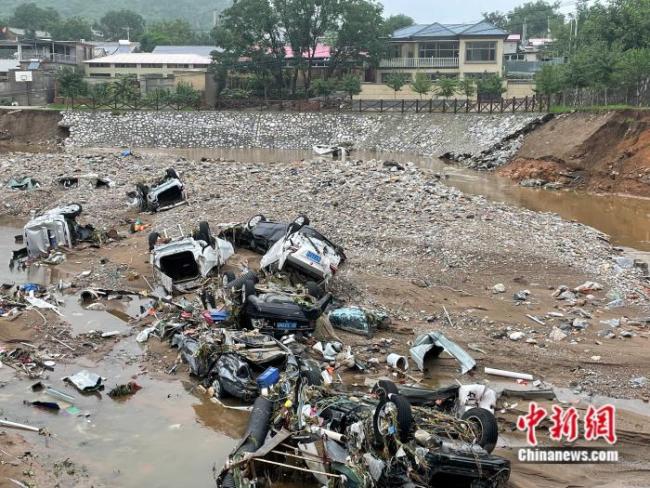 北京房山村民街头清淤：当地干部正组织清淤自救