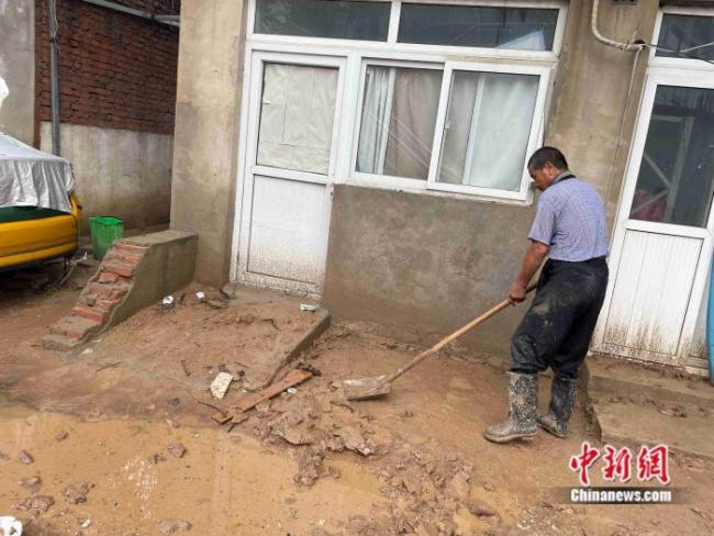 北京房山村民街头清淤：当地干部正组织清淤自救