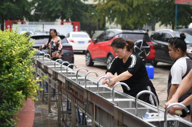 探访涿州受灾群众安置点：宿舍住满受灾人员，家庭应急包陆续配发