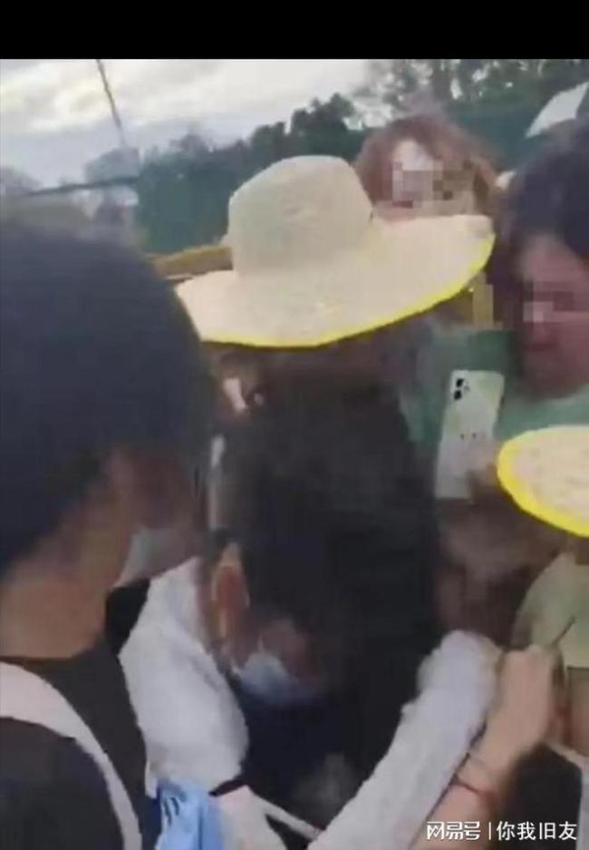 TFBOYS粉丝发生冲突 黄牛：粉丝疯狂到我不敢收钱