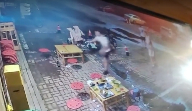 地震瞬间男子护住老婆
