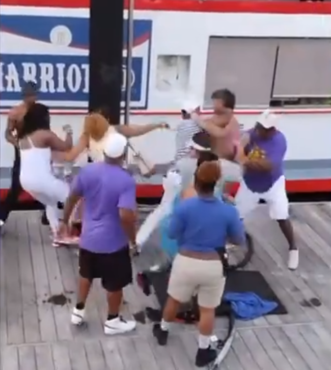 美国码头黑人与白人群殴：一黑人遭围殴后 旁观的黑人群众加入“混战”
