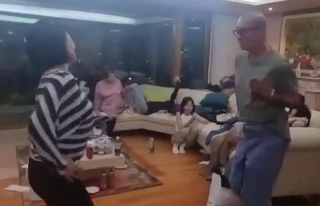 小S在韩国和具俊晔家中热舞，牵手转圈很激动，小S婆婆全程面无表情