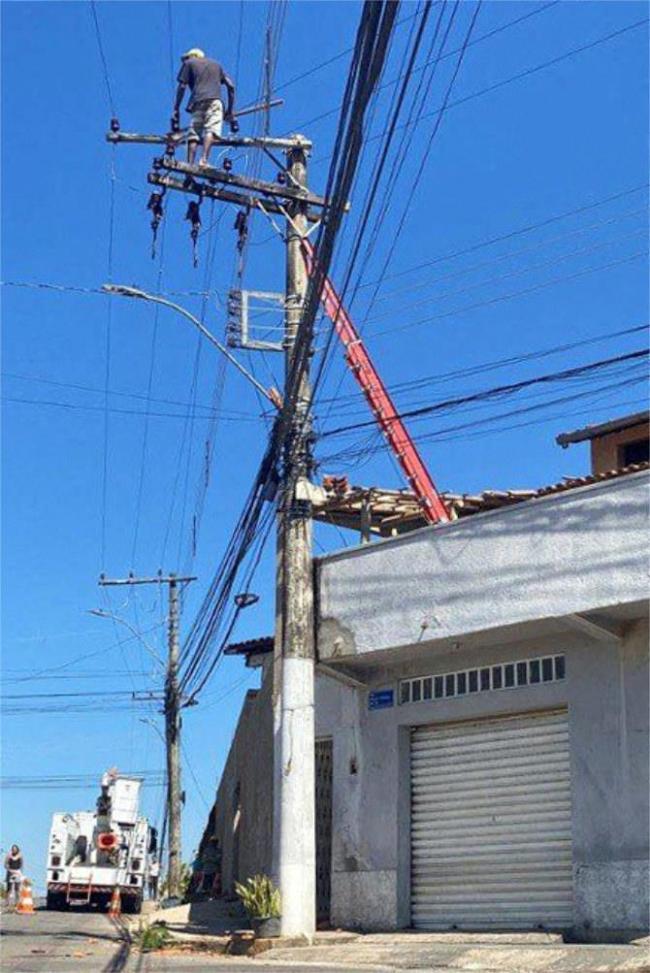 巴西男子为逃警方追捕爬电杆待了近24小时 迫使供电公司对该地区断电一天多
