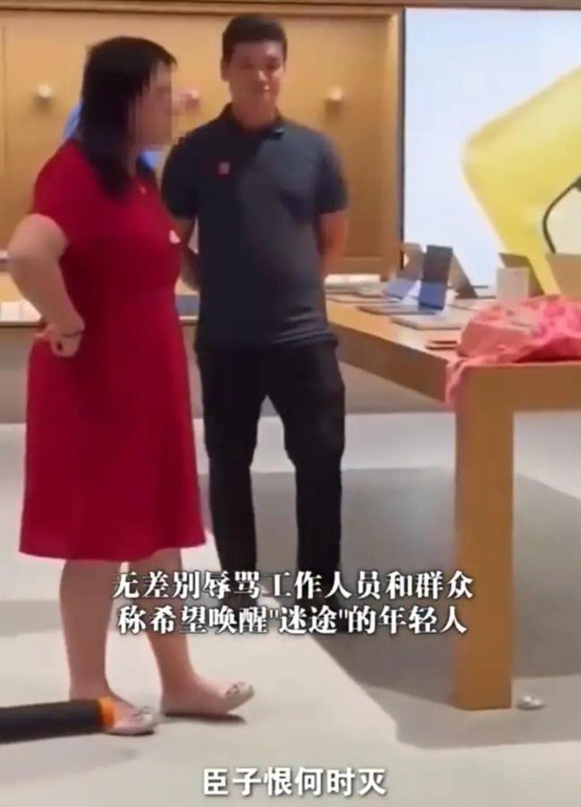 女子在在北京太古里苹果店内摔砸手机 并随机抽查激情背诵《满江红》