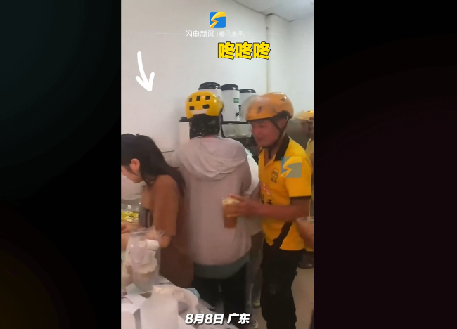 外卖员亲自砸柠檬做奶茶