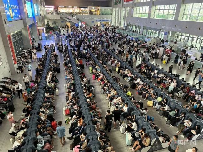 记者实地探访山东泰安高铁站 员工谈高铁站按摩椅争议