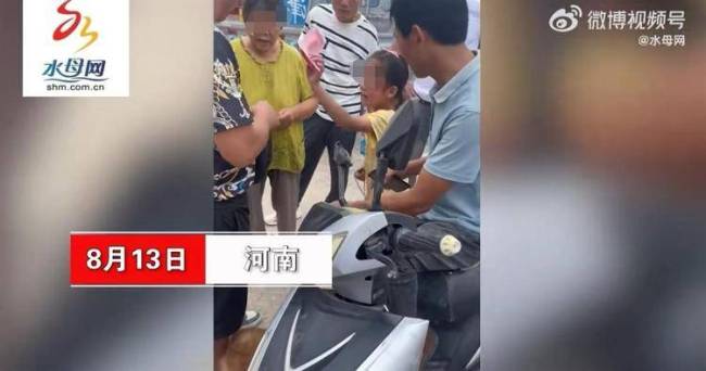 女孩不舍狗狗被卖大哭 紧拽狗绳说：不要！我不要！