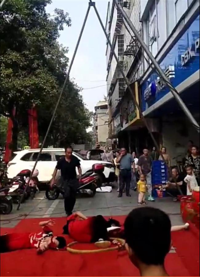 三名杂技演员街头表演时吊绳断裂坠地 ，医院：伤者打针后离开