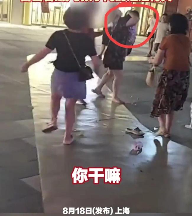 上海一广场男子拿手机砸伤女子头部
