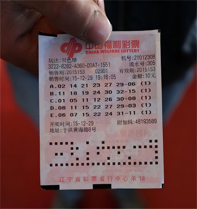 郑州彩民中得1009万大奖：彩票粘手机壳上险些无法兑奖