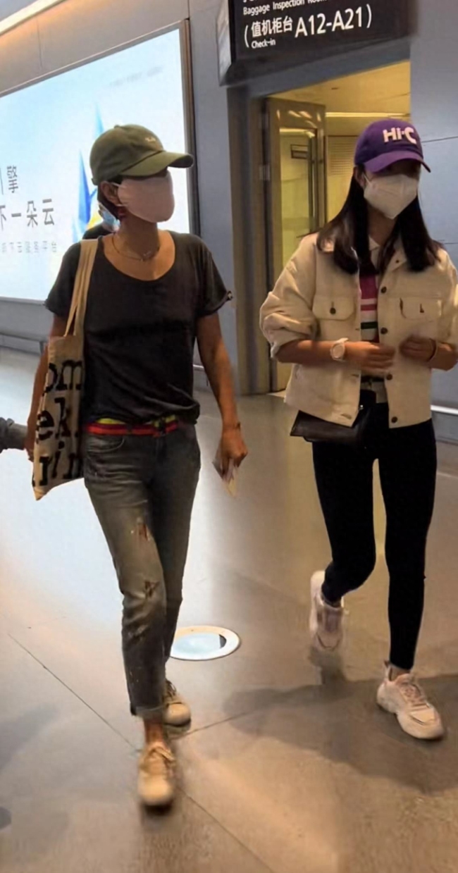 47岁马伊琍携2女儿现身机场15岁女儿身高164cm长相漂亮气质好