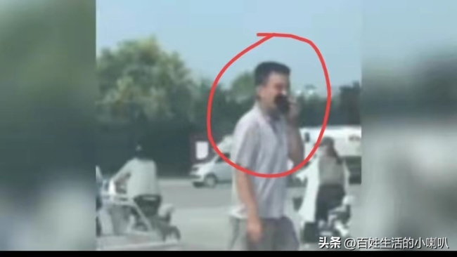 男子大街上要女生袜子 拿到手后马上放鼻前深呼吸