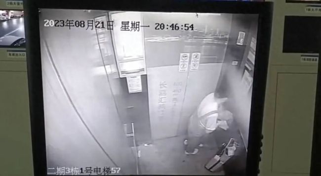 女子疑似电梯产子后扔垃圾桶 警方回应女子将婴儿扔掉：已经介入调查
