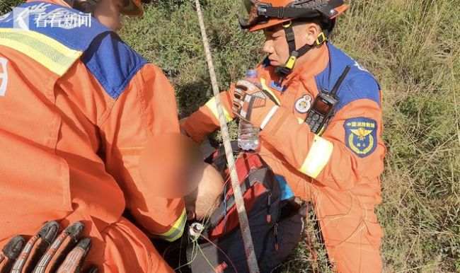 滑翔伞失控撞山两人坠崖 消防员经过近两个半小时成功救出