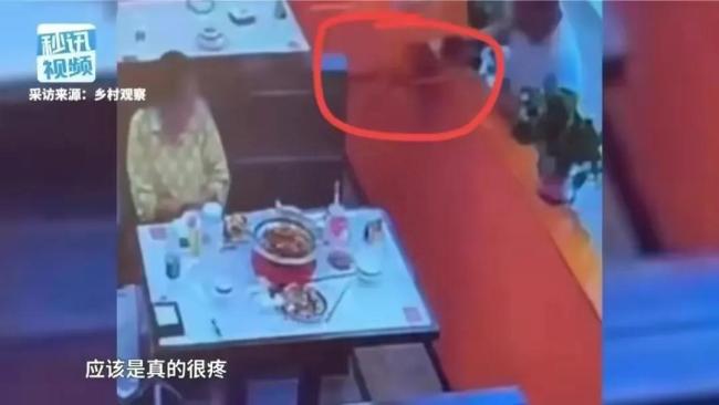 女子吃饭时玩手机未顾及孩子 丈夫在饭店用铁椅砸妻子