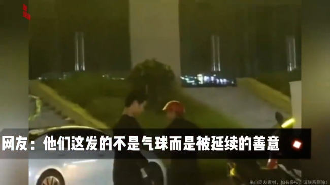 商贩带孩子卖气球被包摊