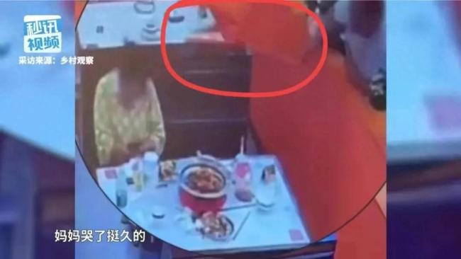 妻子沉迷手机未理会孩子，丈夫用椅子砸妻子头部