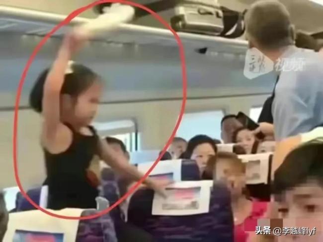 女子与母女俩高铁上互殴，口角最终演变成肢体冲突