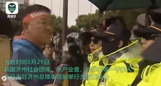 韩国济州海女穿丧服抗议