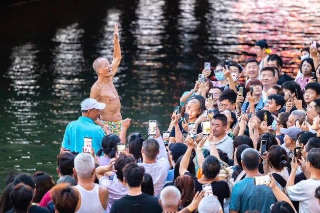 当天津大爷跳水成新景区 现场被游客挤得水泄不通