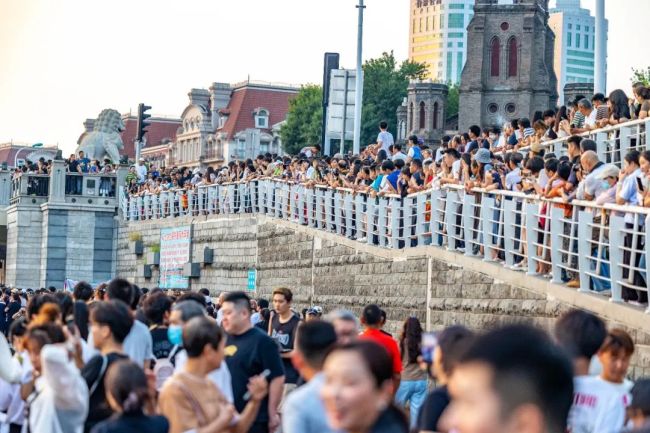当天津大爷跳水成新景区 现场被游客挤得水泄不通