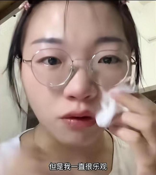 女孩哭诉原生家庭的伤害：一星期50生活费还被骂，一直在自我拯救中保持快乐