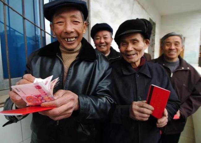 退休人员医保个人账户返款新规：养老金重算补发揭秘！