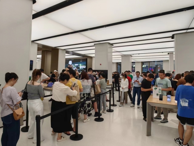华为线下实体店火爆场面 消费者们蜂拥而至第一时间前往华为门店体验