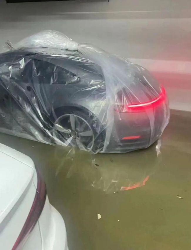 福州一车主将车装入塑料袋 车主：专门准备的，上次台风被淹过
