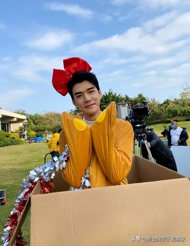 龚俊二闹周杰伦演唱会 很投入摇头晃脑跟唱简单爱