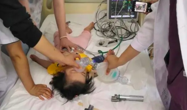 ​1岁半女婴医院看扁桃体炎最后成脑萎缩，医学会专家鉴定后医院仅承担次要责任？家人无法接受