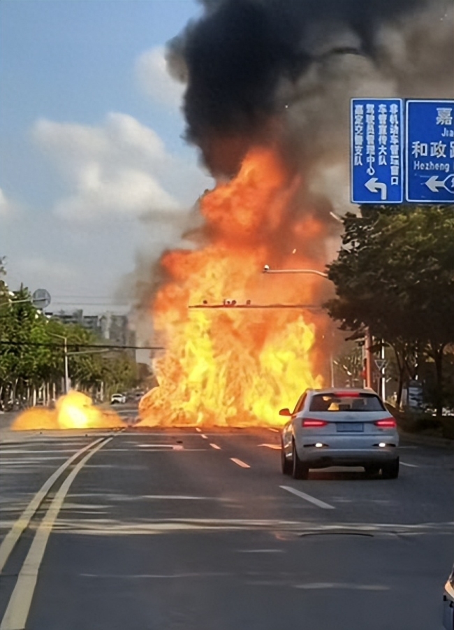 上海货车突发火灾装载货物四散飞出，无人伤亡