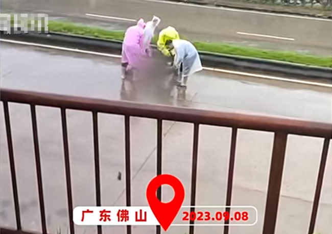 男子游过积水桥洞时溺亡 救援人员蹚过齐胸积水施救