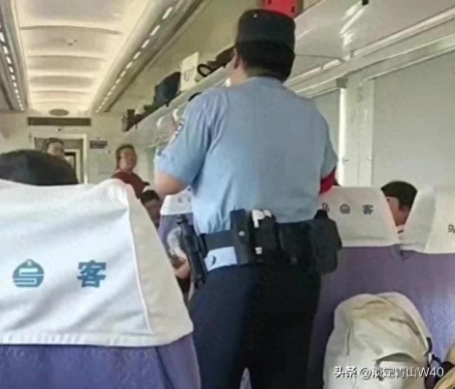 男子在火车上咳嗽被暴打,全程忍耐未还手,面对乘警女子毫不悔改