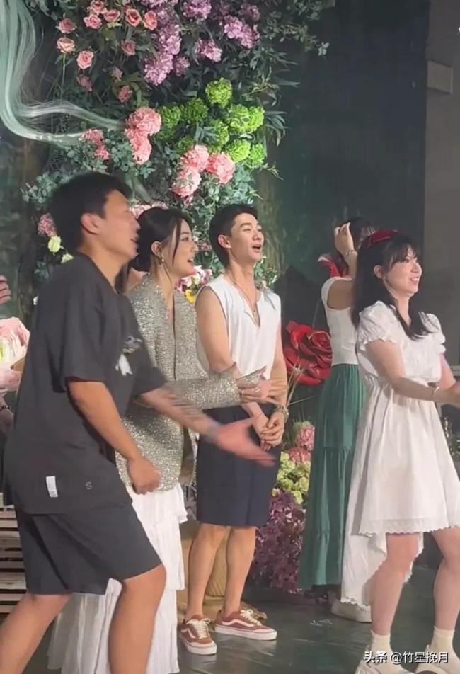 演员徐璐参加好友婚礼，现身山东青岛当伴娘，无意间“抢”到手捧花当场愣住了