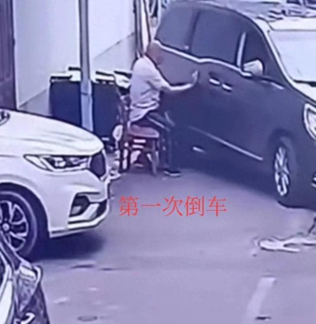 商务车多次贴着老人倒车，直接将老人撞倒！