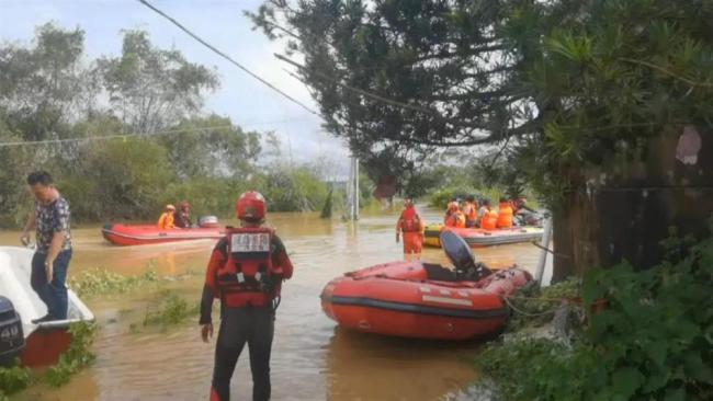 北海一消防员抢险被冲走 当地多个部门正在组织力量搜救失联人员