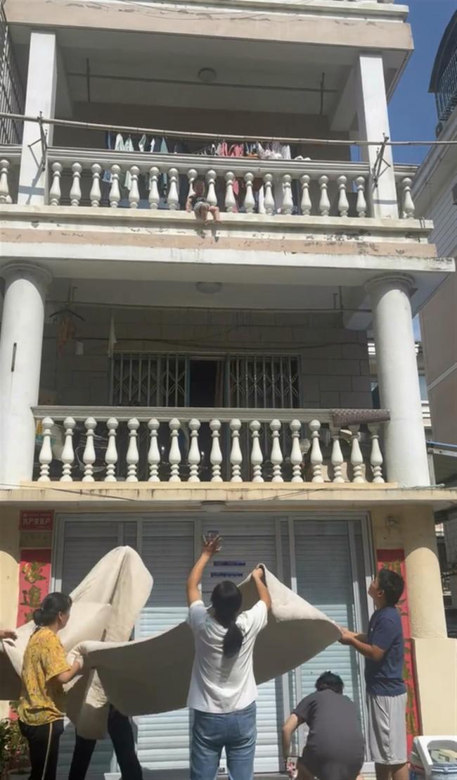 幼童悬坐阳台外邻居救人 两个男人也爬上了三楼一名中年男子试图翻墙而入上演教科书式救援
