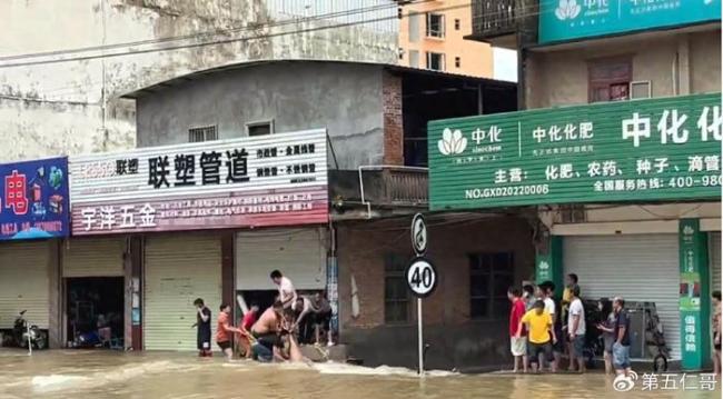 男子被冲入下水道身亡 八九个人才将他拉出来最终得以留了全尸！