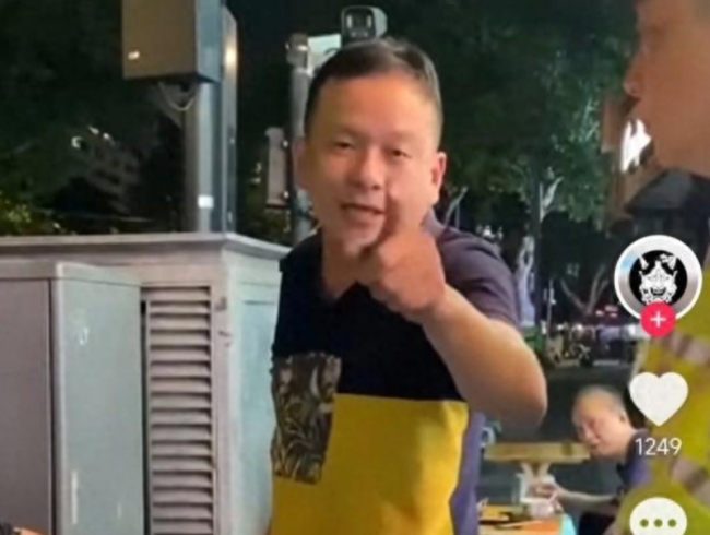 男子当着警察面威胁女子
