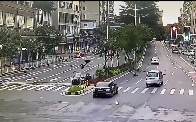 广州一特斯拉疑失控撞上前车 交警：正在跟进处理