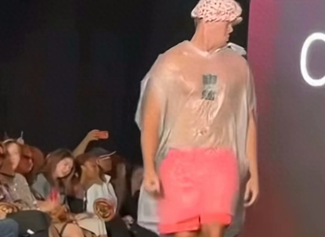 一男子穿垃圾袋混入走秀，试图将自己融入模特行列